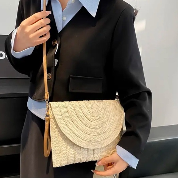 None Handbags - Elegant Beige Woven Clutch